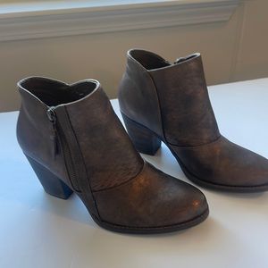 Baretraps size 8 bootie 3” heels metallic brown zips on side. Like new.